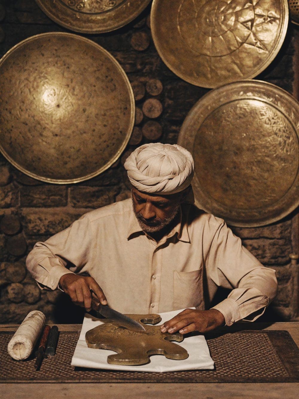 Artisan marocain au travail dans son atelier à Fès