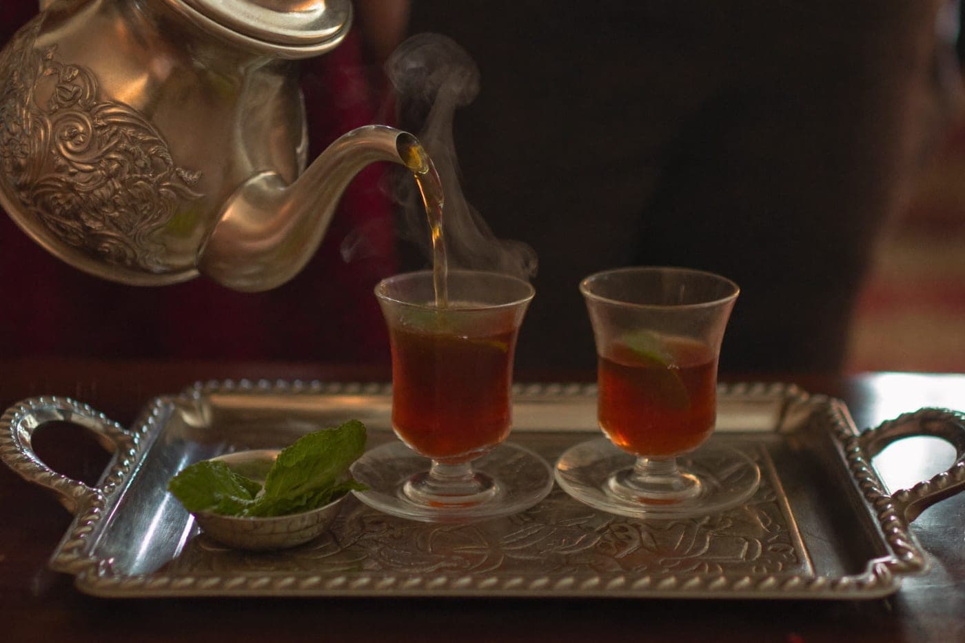 Accueil au thé à la menthe dans un riad marocain